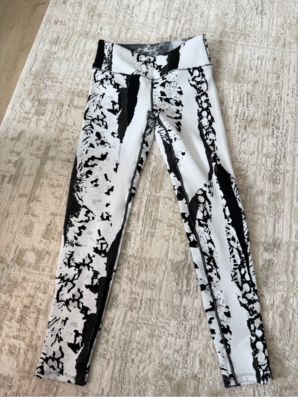 Black & White Abstract Print High-Rise Leggings